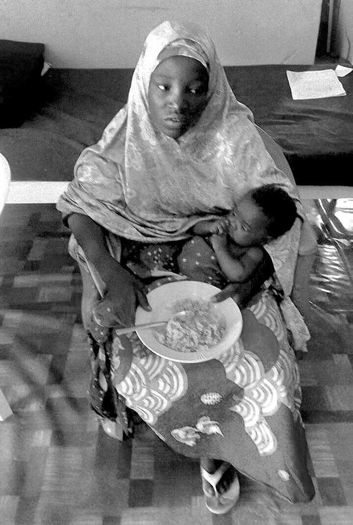 Amina Ali con su hijo de 4 meses, ayer, en Damboa,
Nigeria. Foto: Afp s/d de Autor