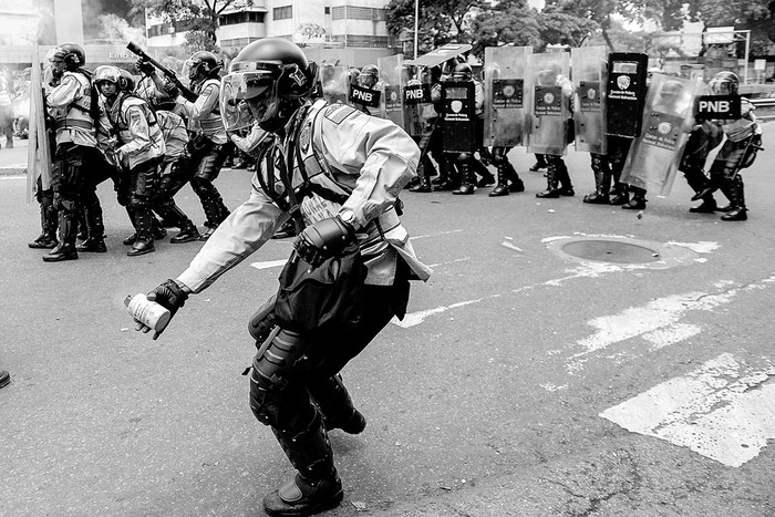 Policías reprimen una protesta por los nuevos poderes que dieron al gobierno el estado de excepción
y la emergencia económica, el 18 de mayo, en Caracas, Venezuela. Foto: Federico Parra, Afp