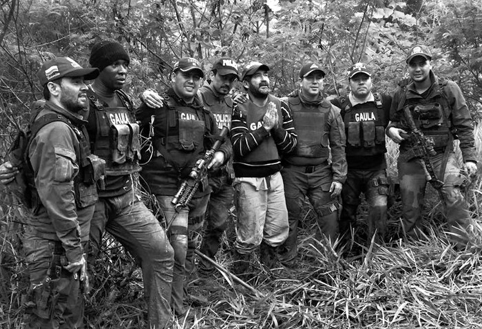 Francisco Antonio Pinto Vera (c), secuestrado por el Ejército de Liberación Nacional el 10 de mayo, luego de ser rescatado por la Policía
de Colombia, ayer, en una zona rural de Norte de Santander, Colombia. Foto: Policía Nacional de Colombia, Afp