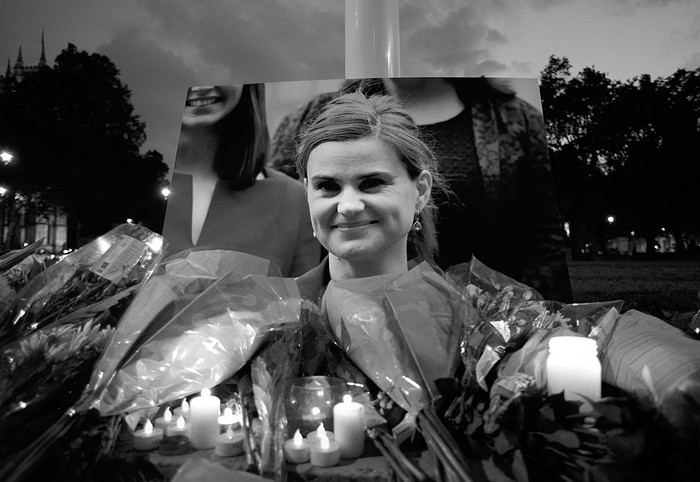 Homenaje a la diputada Jo Cox en una vigilia en la plaza del Parlamento, ayer, en Londres. Foto: Daniel Leal-Olivas, Afp