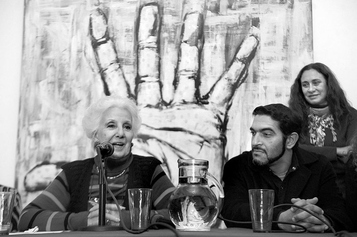 Estela de Carlotto presidenta de Abuelas de Plaza de Mayo y José Luis Maulin Pratto nieto 120 encontrado, durante una rueda de prensa, el miércoles en Buenos Aires. / foto: raúl ferrari, afp


