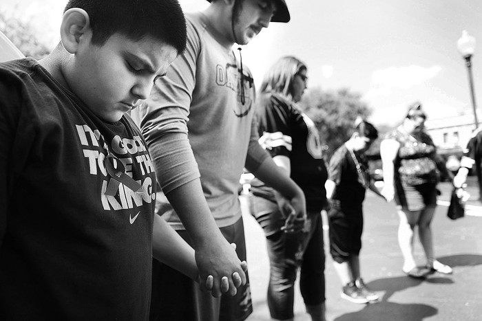 Oración por la paz, en el lugar donde fueron asesinados cinco policías de Dallas, ayer, en Dallas, Texas. • Foto: Spencer Platt, Afp