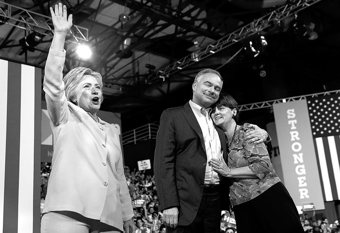 Hillary Clinton, Tim Kaine y su esposa, Anne Holton, durante un acto, el sábado, en Florida. Foto: Justin Sullivan, AFP