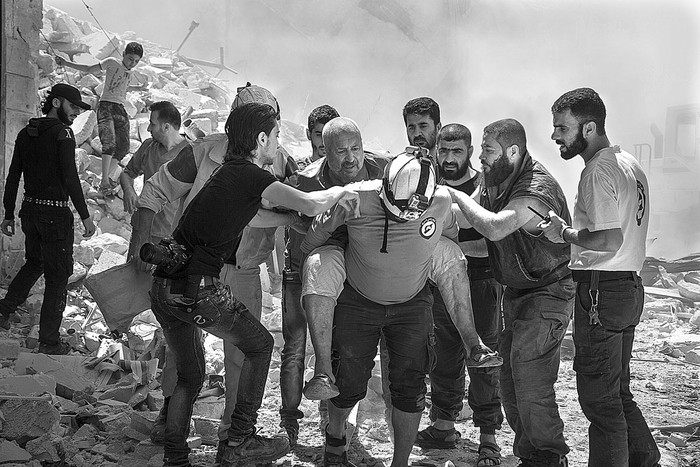 Evacuación de un edificio destruido por fuerzas gubernamentales, en un distrito controlado
por la oposición, cerca de Alepo, Siria, el 26 de julio. Foto: Karam Al-Masri, Afp