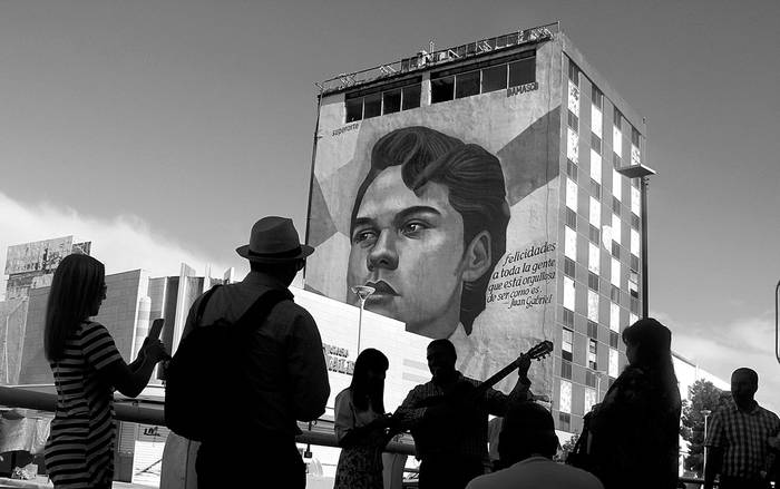 Concentración frente a un mural del cantante mexicano Juan Gabriel, el domingo,
en Ciudad Juárez, México. Foto: Herika Martínez, Afp