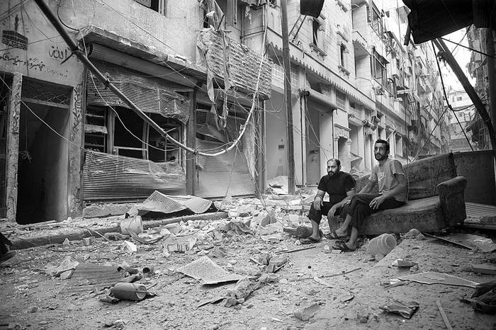 Resultado del ataque de la coalición liderada por Estados Unidos que mató a docenas de soldados del régimen, ayer, en Alepo. Foto: Karam Al Masri, AFP