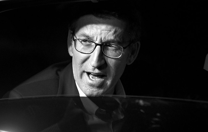 Alberto Núñez Feijóo, candidato del Partido Popular de Galicia, llega a la sede del partido, ayer, en Santiago de Compostela. Foto: Miguel Riopa, AFP