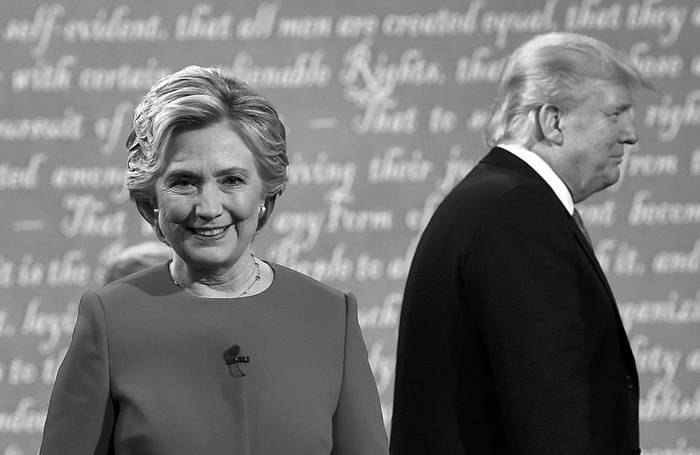 Hillary Clinton y Donald Trump abandonan el escenario después del primer debate presidencial, el lunes en la Universidad de Hofstra de Nueva York. Foto: Timothy A Clary, AFP