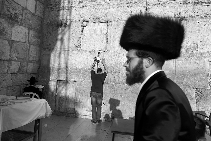 Fieles judíos rezan en el muro occidental de la Ciudad Vieja de Jerusalén, el 14 de octubre. Foto: 
Menahem Kahana, AFP
