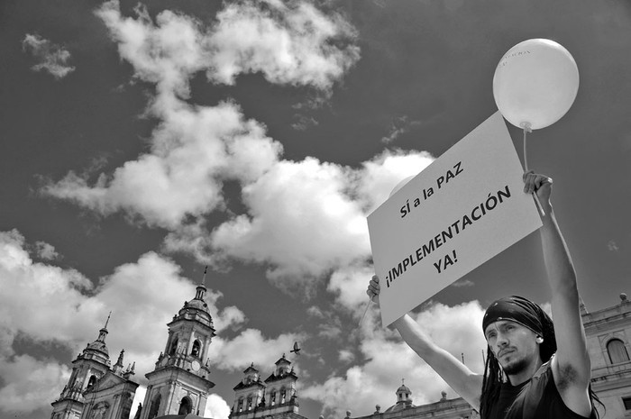 Manifestación para respaldar el nuevo acuerdo de paz entre el gobierno colombiano y la guerrilla de las FARC, fuera del Congreso Colombiano, en Bogotá. Foto: Guillermo Legaria, AFP (archivo, noviembre de 2016)
