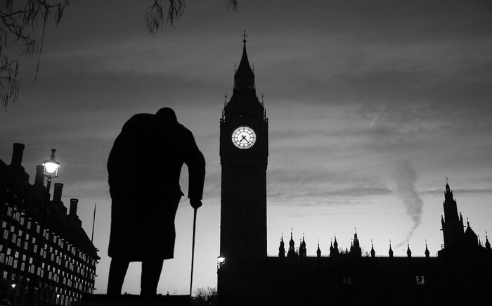 Vista de la estatua de Winston Churchill frente al Big Ben y al Parlamento británico, ayer, en el centro de Londres. Foto: Daniel Leal-Olivas, AFP