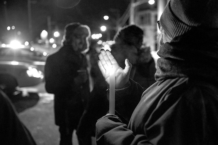 Solidaridad tras el tiroteo en una mezquita en el centro cultural islámico, ayer, en la ciudad de Quebec, Canadá. Foto: Alice Chiche, AFP