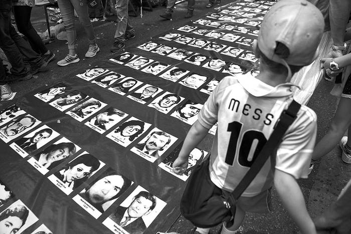 Manifestación para conmemorar el 41º aniversario del golpe de Estado en Argentina, el viernes, en la Avenida Mayo, en Buenos Aires. Foto: Eitan Abramovich, AFP