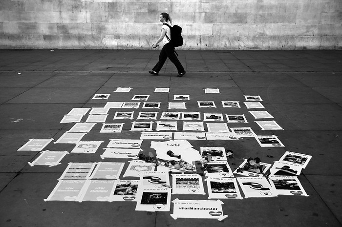 Carteles en solidaridad con los muertos y los heridos del ataque de Manchester, ayer, en la explanada de Trafalgar Square, en el centro de Londres. Foto: Daniel Leal-Olivas, AFP