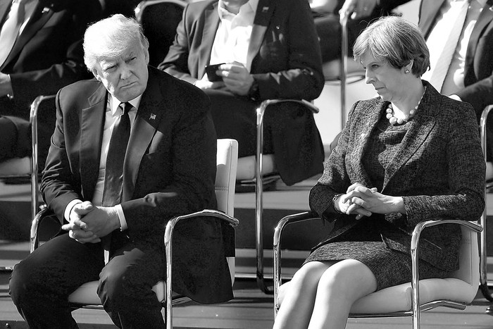 Donald Trump, presidente de Estados Unidos, y Theresa May, primera ministra de Gran Bretaña, durante la cumbre de la Organización del Tratado del Atlántico Norte, ayer, en Bruselas. Foto: Justin Tallis, AFP