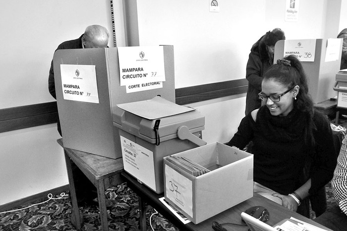 Mesa de votación durante las elecciones de la Caja de Profesionales, ayer, en Montevideo. Foto: Federico Gutiérrez