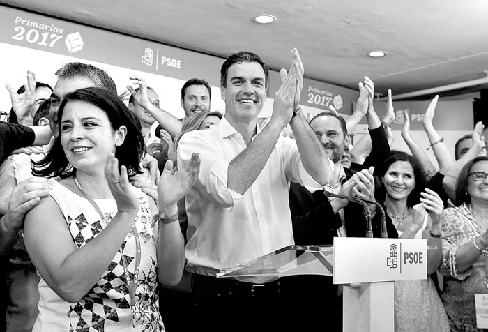 Pedro Sánchez (c), secretario general del Partido Socialista Obrero Español, el 21 de mayo, en la sede del partido en Madrid. Foto: Pierre-Philippe Marcou, AFP