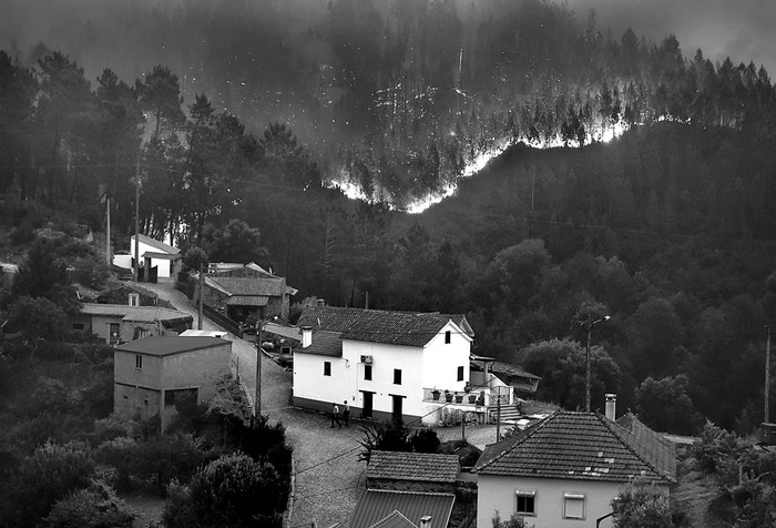 Incendio forestal, ayer, cerca de la aldea de Mega Fundeira, Portugal. Foto: Miguel Riopa, AFP