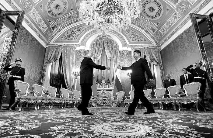 El presidente ruso, Vladimir Putin (i), da la bienvenida al presidente chino, Xi Jinping, ayer, en el Kremlin en Moscú. Foto: Sergei Ilnitsky, AFP