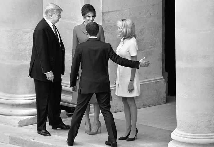El presidente francés Emmanuel Macron (c), su esposa Brigitte Macron (d), el presidente de Estados Unidos, Donald Trump y su esposa, Melania Trump, asisten a una ceremonia de bienvenida, ayer, en Les Invalides, en París. Foto: Bertrand Guay, AFP