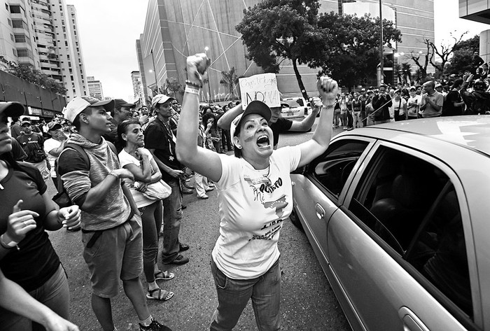 Movilización durante una votación organizada por la oposición para medir el apoyo público, ayer, en Caracas, Venezuela. Foto: Juan Barreto, AFP