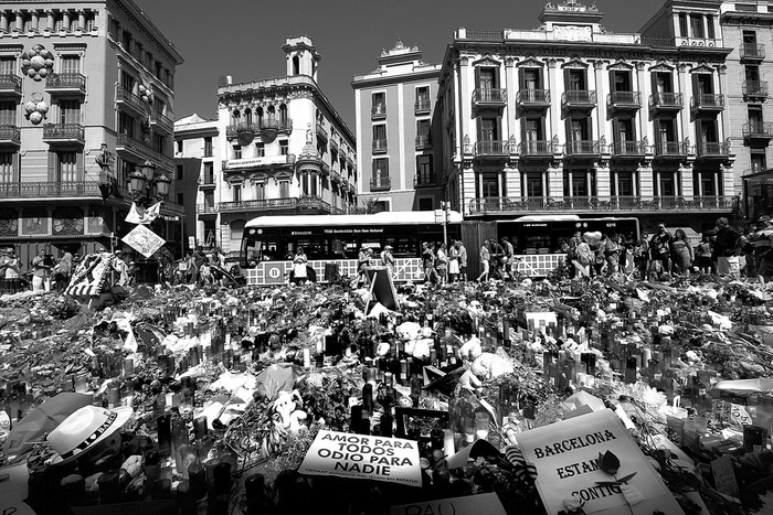 Flores y velas para rendir homenaje a las víctimas de los atentados de Barcelona y Cambrils, ayer, en las Ramblas de Barcelona. Foto: Lluís Gené, AFP