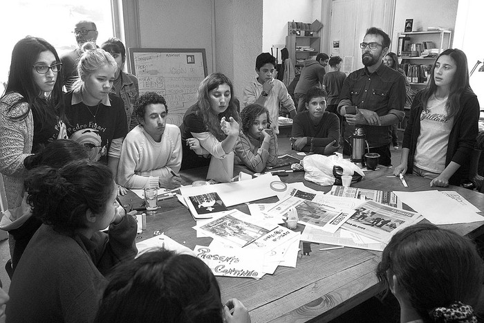 Discusión de la tapa del periódico de los estudiantes. Foto: Sandro Pereyra