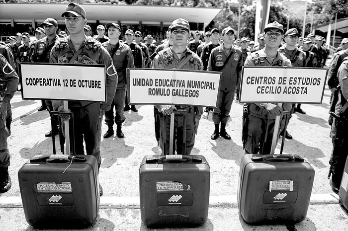 Personal de la Guardia Nacional, durante de lanzamiento del Plan República, antes de las elecciones regionales que se celebrarán el domingo, ayer, en Caracas. Foto: Federico Parra, AFP