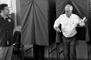 Sebastian Piñera prepara su voto, ayer, en Santiago. Foto: Martín Bernetti