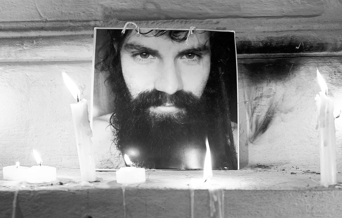 Retrato de Santiago Maldonado fuera de la Morgue Judicial, en Buenos Aires. / Foto: Juan Mabromata, AFP (archivo, octubre de 2017)