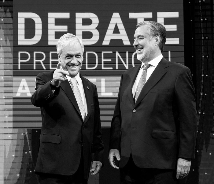 Sebastián Piñera y Alejandro Guillier, luego del debate presidencial, ayer, en Santiago de Chile. Foto: Martín Bernetti, AFP