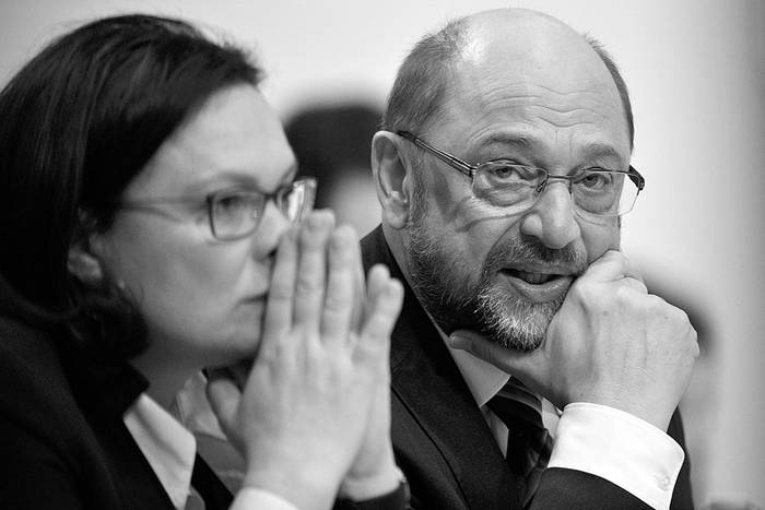 Martin Schulz, líder del Partido Socialdemócrata de Alemania (SPD), y la nueva jefa del grupo parlamentario del SPD, Andrea Nahles, durante el congreso extraordinario del partido, ayer, en Bonn, Alemania. Foto: Sascha Schuermann, AFP