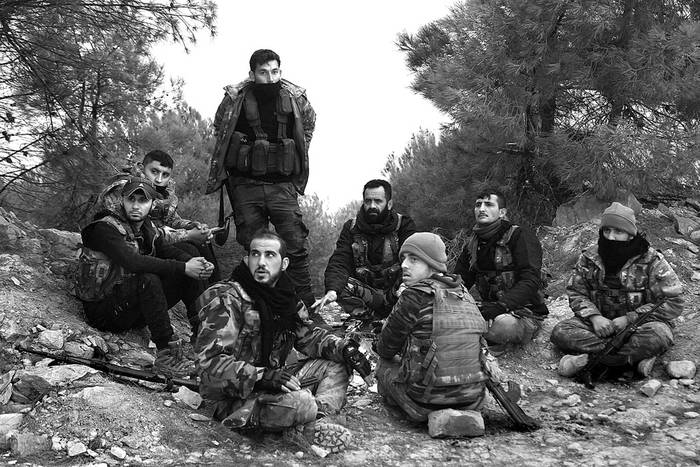 Rebeldes sirios respaldados por los turcos, ayer, alrededor del monte Bersaya, al norte de la ciudad siria de Azaz, cerca de la frontera con Turquía. Foto: Nazeer Al-Khatib, AFP