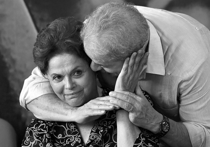 Luiz Inácio Lula da Silva y Dilma Rousseff durante una campaña para presentar la candidatura presidencial de Lula, ayer, en la sede de la Central Única de Trabajadores, en San Pablo, Brasil. Foto: Nelson Almeida, AFP