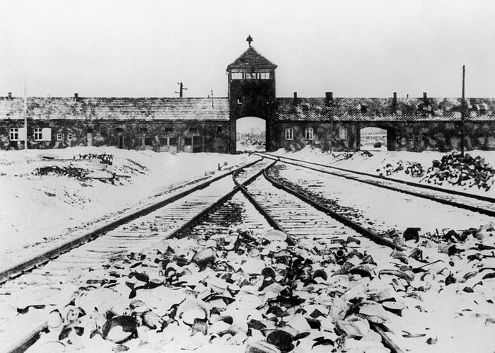 Puerta del campo de concentración de Auschwitz, en enero de 1945. / Foto: afp, s/d de Autor