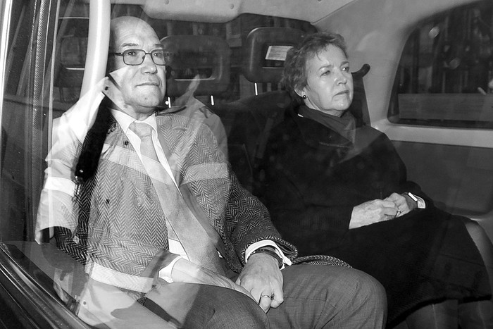 Mark Goldring, presidente ejecutivo de Oxfam, y la presidenta de administración de Oxfam, Caroline Thomson, abandonan el Departamento de Desarrollo Internacional, ayer, en el centro de Londres. Foto: Daniel Leal-Olivas, AFP