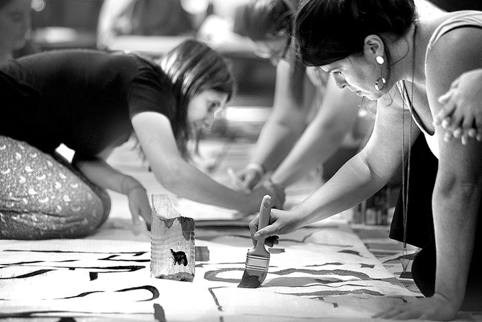 Colectivo Maestras por el 8M durante una pintada de pancartas para la marcha feminista, el lunes, en la Casa del Maestro. Foto: Andrés Cuenca