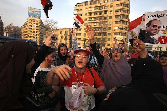Partidarios del presidente egipcio Abdel Fattah al Sisi festejan en la plaza Tahrir, de El Cairo, ayer, tras su reelección para un segundo mandato. Foto: Mohamed El Shahed, AFP