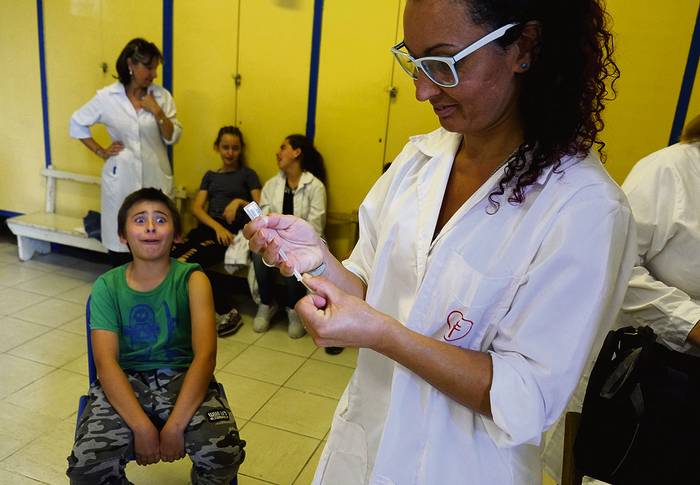 Vacunación en la escuela Felipe Sanguinetti, en la Unión. · Foto: Pablo Vignali