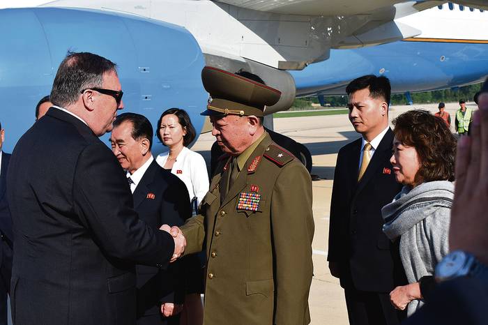 Mike Pompeo, secretario de Estado estadounidense, y un general norcoreano no identificado, ayer, en el aeropuerto de Pyonyang, Corea del Norte.
 · Foto: Matthew Lee