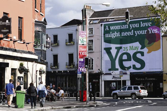 Póster gigante por el Sí en el referéndum sobre el aborto, en Dublín, Irlanda. · Foto: Artur Widak