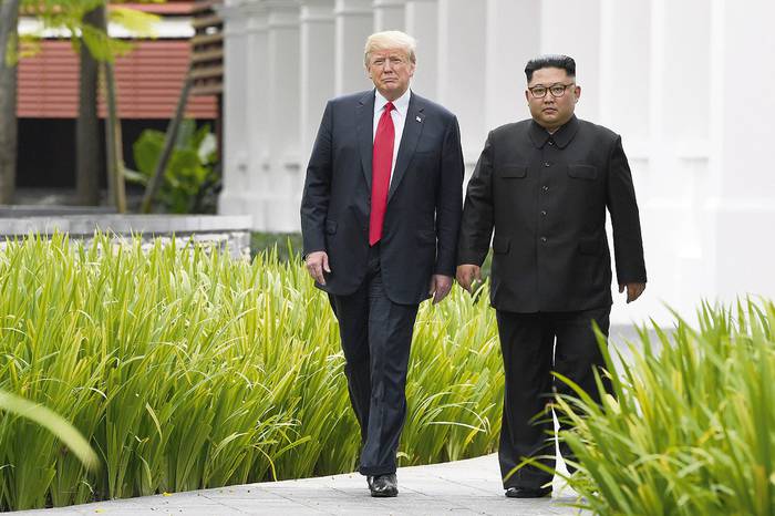 Donald Trump y Kim Jong, ayer, en el hotel Capella, en la isla Sentosa, en Singapur.
 · Foto: Saul Loeb