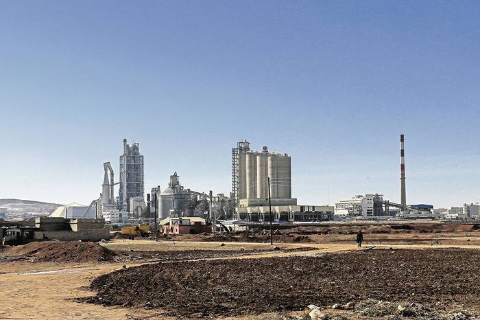 Planta de cemento Lafarge Cement Syria, en Jalabiya, a unos 30 kilómetros de Ain Issa, en el norte de Siria.
 · Foto: Delil Souleiman