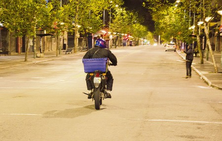 Delivery en la Avenida 18 de Julio. · Foto: Alessandro Maradei Delivery en la Avenida 18 de Julio. · Foto: Alessandro Maradei