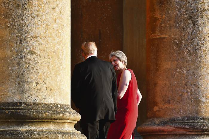 Theresa May y Donald Trump, ayer, en Blenheim Palace, al oeste de Londres.
 · Foto: Ben Stansall