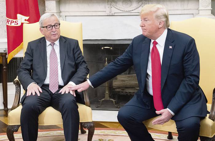 Donald Trump, presidente de los Estados Unidos,y Jean-Claude Juncker, presidente de la Comisión Europea, ayer, en la Oficina Oval de la Casa Blanca. · Foto: Saul Loeb