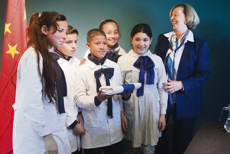 Alumnos de la escuela República Popular China, del barrio Casavalle, que viajarán a Bijing, junto a María Julia Muñoz, ministra de Educación y Cultura, ayer, en el Ministerio. · Foto: Alessandro Maradei Alumnos de la escuela República Popular China, del barrio Casavalle, que viajarán a Bijing, junto a María Julia Muñoz, ministra de Educación y Cultura, ayer, en el Ministerio. · Foto: Alessandro Maradei