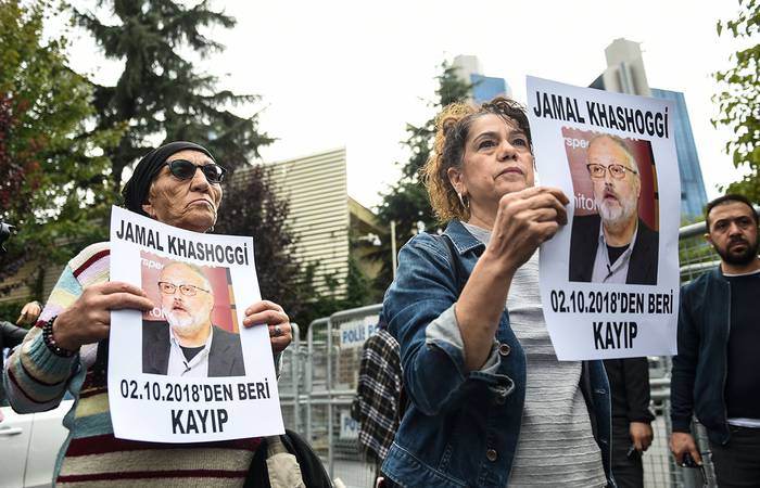 Miembros de la Asociación de Derechos Humanos se concentran por el periodista Jamal Khashoggi, desaparecido el 2 de octubre, fuera del consulado de Arabia Saudita en Estambul, el 9 de octubre.
Foto: Bulent Kilic, AFP