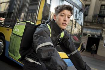 Trabajador de UberEats en Montevideo (archivo, agosto 2018). Trabajador de UberEats en Montevideo (archivo, agosto 2018).