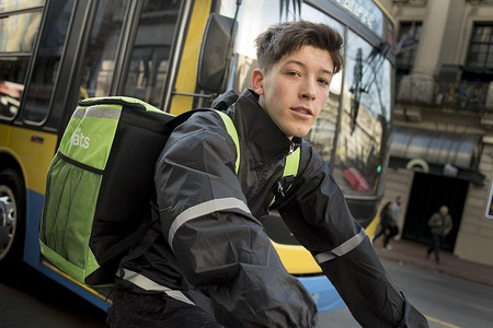 Trabajador de UberEats en Montevideo (archivo, agosto 2018). · Foto: Ricardo Antúnez Trabajador de UberEats en Montevideo (archivo, agosto 2018). · Foto: Ricardo Antúnez
